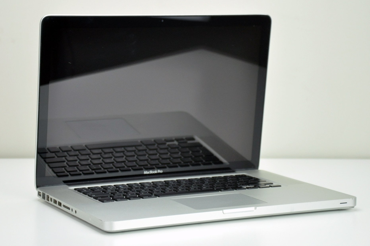 Laptop Apple Macbook Pro A1286 P8800 8 GB 320 HDD 15,4" WXGA+ A-
